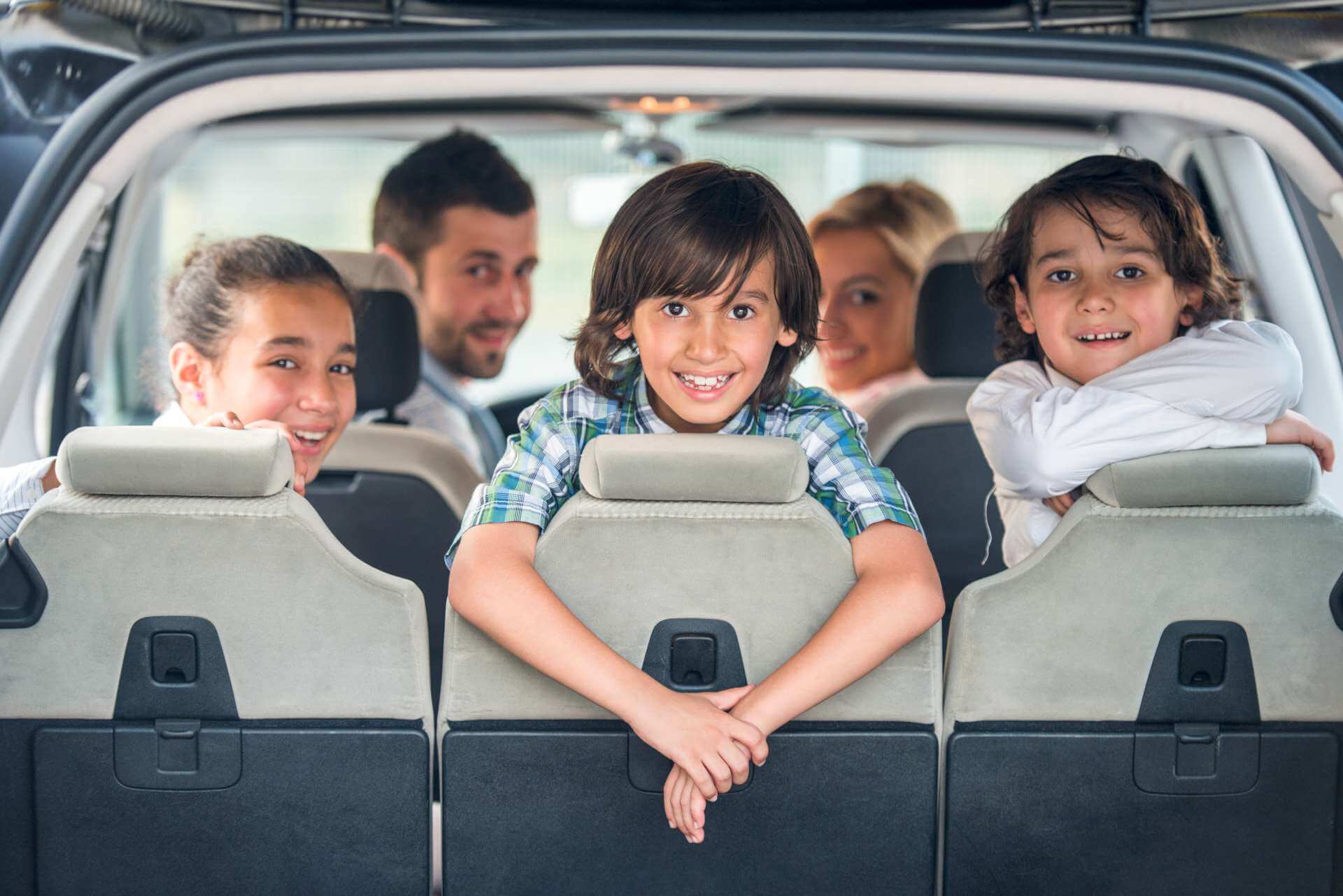 kids-with-parents-in car